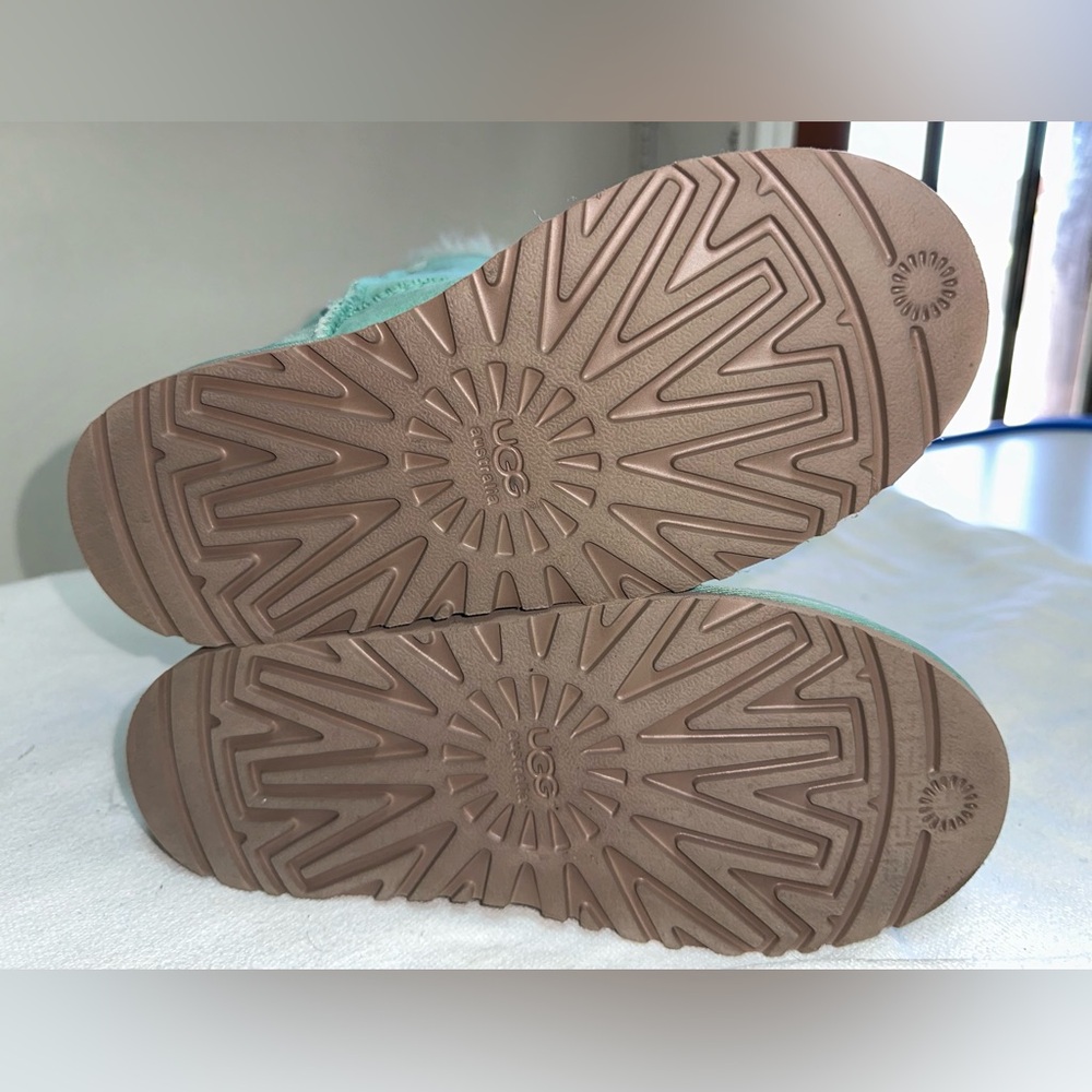 Ugg Mint Short Bailey Button - image 3